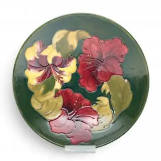 Moorcroft, aardewerk schotel met decor van hibiscus, 50er jaren – kavel bij Veilinggebouw De Zwaan, Amsterdam