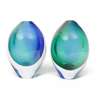 Orrefors, twee blauw groen glazen vazen, ontwerp Erika Lagerbielke, model Rosebud, circa 1960 – kavel bij Veilinggebouw De Zwaan, Amsterdam