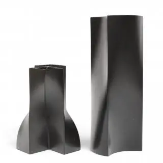 Jan van der Vaart (1931-2000), twee zwart keramiek vazen, circa 1980 – kavel bij Veilinggebouw De Zwaan, Amsterdam