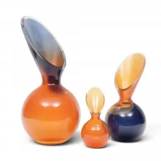 Frank Tjepkema, drie 'Oranje' vazen, uitvoering Glasfabriek Leerdam, 2018 – kavel bij Veilinggebouw De Zwaan, Amsterdam