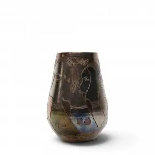 Cees Vermeer(1946), metaal reflet vaas met scraffitto decor van figuren '86. gesigneerd – kavel bij Veilinggebouw De Zwaan, Amsterdam