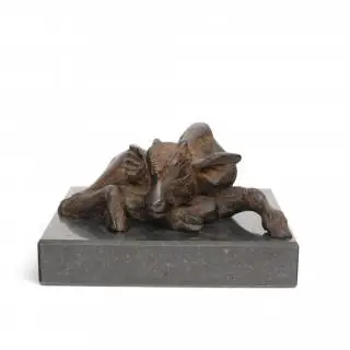 Hetty Heyster (geb. 1943) bruin gepatineerd bronzen sculptuur, 'liggend buffelkalf', 1992 – kavel bij Veilinggebouw De Zwaan, Amsterdam