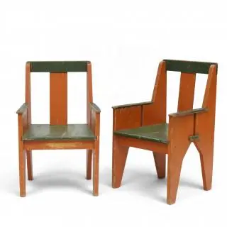 Paar groen oranje geschilderde grenenhouten kinderstoelen, Amsterdamse School, circa 1920 – kavel bij Veilinggebouw De Zwaan, Amsterdam