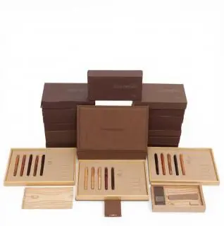 OMAS, Legni Pregiati (Precious Wood) Collection Limited Edition 500 Set of 15 Fountain Pens, all with 18ct two-tone gold nib – kavel bij Veilinggebouw De Zwaan, Amsterdam