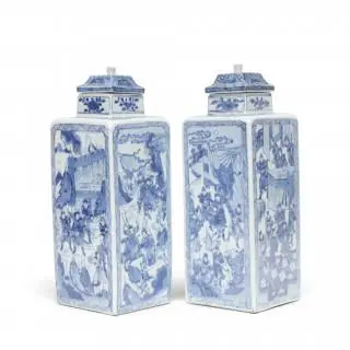 China, a pair of blue and white square-sectioned 'General Yang' bottle vases and covers, Kangxi period (1662-1722), ca. 1700 – kavel bij Veilinggebouw De Zwaan, Amsterdam
