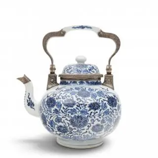 China, a silver-mounted blue and white porcelain teapot and cover, 18th century, the silver later – kavel bij Veilinggebouw De Zwaan, Amsterdam