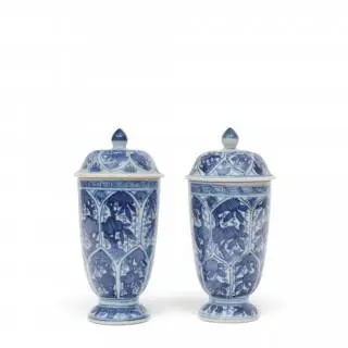 China, a pair of blue and white porcelain jarlets and covers, Kangxi period (1662-1722) – kavel bij Veilinggebouw De Zwaan, Amsterdam