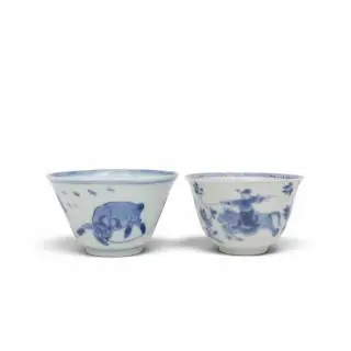 China, two blue and white porcelain cups, Kangxi period (1662-1722) – kavel bij Veilinggebouw De Zwaan, Amsterdam