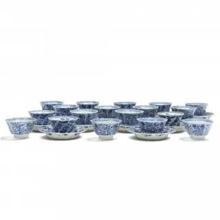 China, a collection of blue and white porcelain cups and saucers, Kangxi period (1662-1722) – kavel bij Veilinggebouw De Zwaan, Amsterdam