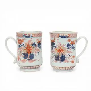 China, a pair of Imari porcelain beer-jugs, 18th century – kavel bij Veilinggebouw De Zwaan, Amsterdam