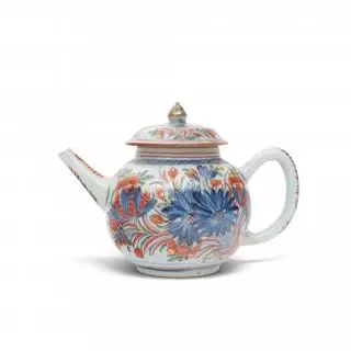 China, an Imari porcelain teapot and cover, Qianlong period (1736-1795) – kavel bij Veilinggebouw De Zwaan, Amsterdam