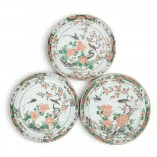 China, a set of three famille verte porcelain plates, Kangxi period (1662-1722) – kavel bij Veilinggebouw De Zwaan, Amsterdam