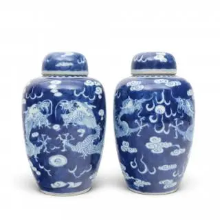 China, a pair of blue and white porcelain 'dragon' jars and covers, ca. 1900 – kavel bij Veilinggebouw De Zwaan, Amsterdam