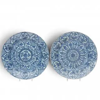 China, a pair of large blue and white porcelain dishes, Kangxi period (1662-1722) – kavel bij Veilinggebouw De Zwaan, Amsterdam