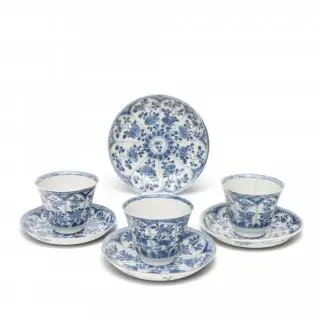 China, a set of three blue and white porcelain cups and saucers and a similar saucer, 18th century – kavel bij Veilinggebouw De Zwaan, Amsterdam