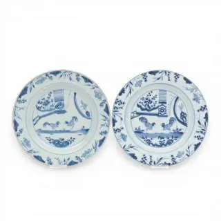 China, a pair of blue and white porcelain 'cockerel' plates, Qianlong period (1736-1795) – kavel bij Veilinggebouw De Zwaan, Amsterdam