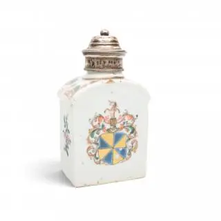 China, a famille rose porcelain armorial tea-caddy and later silver cover, Qianlong period (1736-1795) – kavel bij Veilinggebouw De Zwaan, Amsterdam