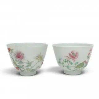 China, a pair of famille rose porcelain floral cups, 19th- early 20th century – kavel bij Veilinggebouw De Zwaan, Amsterdam