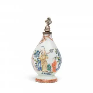 China, a small famille rose bottle vase with silver stopper, 18th century – kavel bij Veilinggebouw De Zwaan, Amsterdam