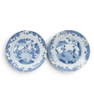 China, two similar blue and white porcelain plates, Kangxi period (1662-1722) – kavel bij Veilinggebouw De Zwaan, Amsterdam