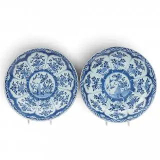 China, a pair of large blue and white porcelain dishes, Kangxi period (1662-1722) – kavel bij Veilinggebouw De Zwaan, Amsterdam