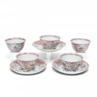 China, a set of five famille rose porcelain cups and three saucers, Yongzheng period (1723-1735) – kavel bij Veilinggebouw De Zwaan, Amsterdam