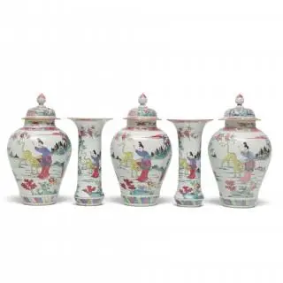China, a large five-piece famille rose 'Yang Xiang' porcelain garniture, Qianlong period (1736-1795) – kavel bij Veilinggebouw De Zwaan, Amsterdam