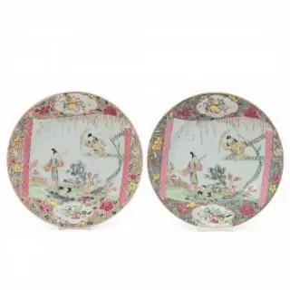 China, a pair of famille rose porcelain 'Romance of the Western Chamber' plates, Yongzheng period (1723-1735) – kavel bij Veilinggebouw De Zwaan, Amsterdam