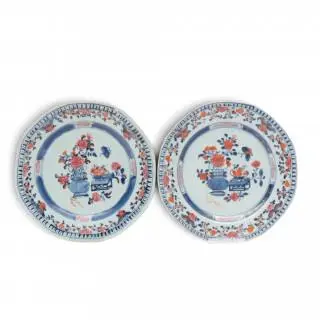 China, a pair of famille rose porcelain plates, late 18th century – kavel bij Veilinggebouw De Zwaan, Amsterdam