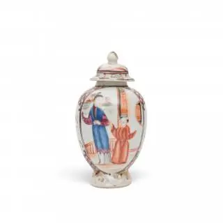 China, a famille rose porcelain Mandarin pattern tea-caddy and cover, 18th century – kavel bij Veilinggebouw De Zwaan, Amsterdam