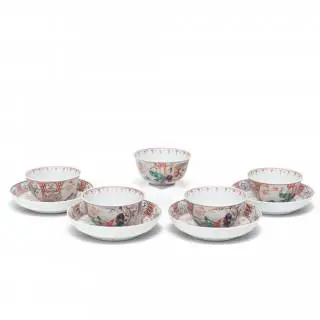 China, a set of five famille rose porcelain Mandarin pattern cups and four saucers, 18th century – kavel bij Veilinggebouw De Zwaan, Amsterdam