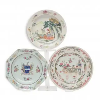 China, two famille rose plates, 18th century, and Samson, one famille rose plate, 19th century – kavel bij Veilinggebouw De Zwaan, Amsterdam