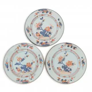 China, a set of three small Imari porcelain plates, 18th century – kavel bij Veilinggebouw De Zwaan, Amsterdam