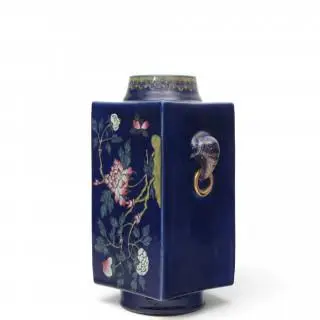 China, a blue-ground square-sectioned famille rose porcelain vase, modern – kavel bij Veilinggebouw De Zwaan, Amsterdam