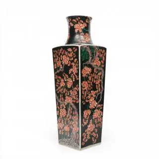 China, a large black-ground square-sectioned vase, late Qing dynasty (1644-1912) – kavel bij Veilinggebouw De Zwaan, Amsterdam
