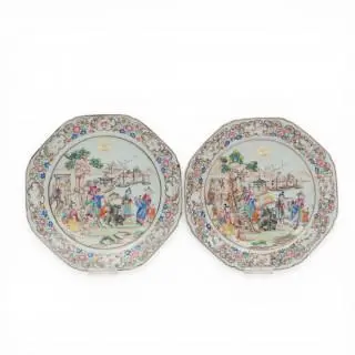 China, a pair of famille rose porcelain octagonal plates, Qianlong period (1736-1795) – kavel bij Veilinggebouw De Zwaan, Amsterdam