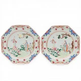 China, a pair of famille rose porcelain octagonal plates, Qianlong period (1736-1795) – kavel bij Veilinggebouw De Zwaan, Amsterdam