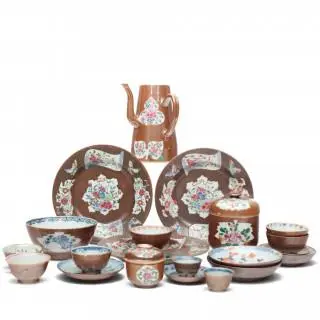 China, a collection of café-au-lait-ground porcelain, 18th century – kavel bij Veilinggebouw De Zwaan, Amsterdam