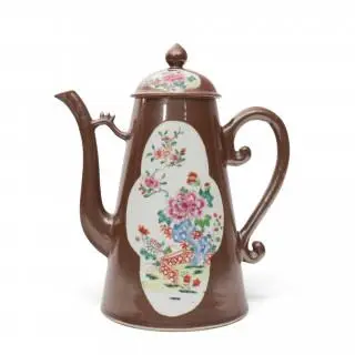 China, a famille rose café-au-lait-ground porcelain coffee-pot and cover, Qianlong period (1736-1795) – kavel bij Veilinggebouw De Zwaan, Amsterdam