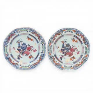 China, a pair of famille rose porcelain octagonal plates, Qianlong period (1736-1795) – kavel bij Veilinggebouw De Zwaan, Amsterdam