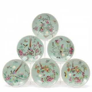 China, a set of six celadon-ground famille rose dishes, 19th century – kavel bij Veilinggebouw De Zwaan, Amsterdam