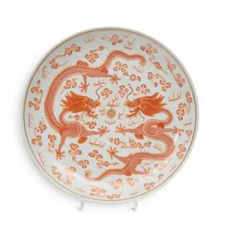 China, a large iron-red and gilt decorated 'dragon' dish, modern – kavel bij Veilinggebouw De Zwaan, Amsterdam