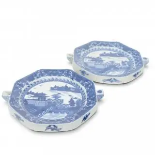 China, a pair of Canton blue and white porcelain hot water plates, 19th century – kavel bij Veilinggebouw De Zwaan, Amsterdam