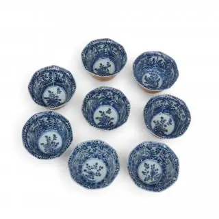 China, a set of eight blue and white café-au-lait-backed porcelain cups and eleven saucers, 19th century – kavel bij Veilinggebouw De Zwaan, Amsterdam