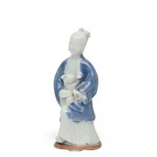 China, a blue and white-glazed biscuit figural group of mother and child, Qianlong period (1736-1795) – kavel bij Veilinggebouw De Zwaan, Amsterdam