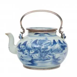 China, a porcelain 'Blue de Hue' silver-mounted teapot and cover for the Vietnamese market, 18th century – kavel bij Veilinggebouw De Zwaan, Amsterdam