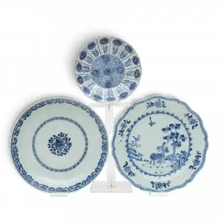 China, three blue and white porcelain plates, 18th century – kavel bij Veilinggebouw De Zwaan, Amsterdam