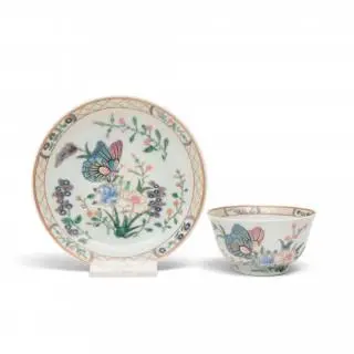 China, a famille rose porcelain 'butterfly' cup and saucer, modern – kavel bij Veilinggebouw De Zwaan, Amsterdam