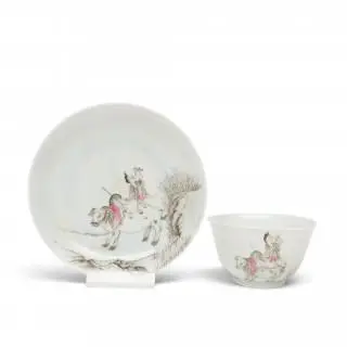 China, a grisaille pink-decorated porcelain cup and saucer, modern – kavel bij Veilinggebouw De Zwaan, Amsterdam