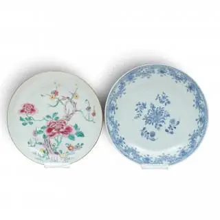 China, a blue and white and a famille rose porcelain plate, Qianlong period (1736-1795) – kavel bij Veilinggebouw De Zwaan, Amsterdam
